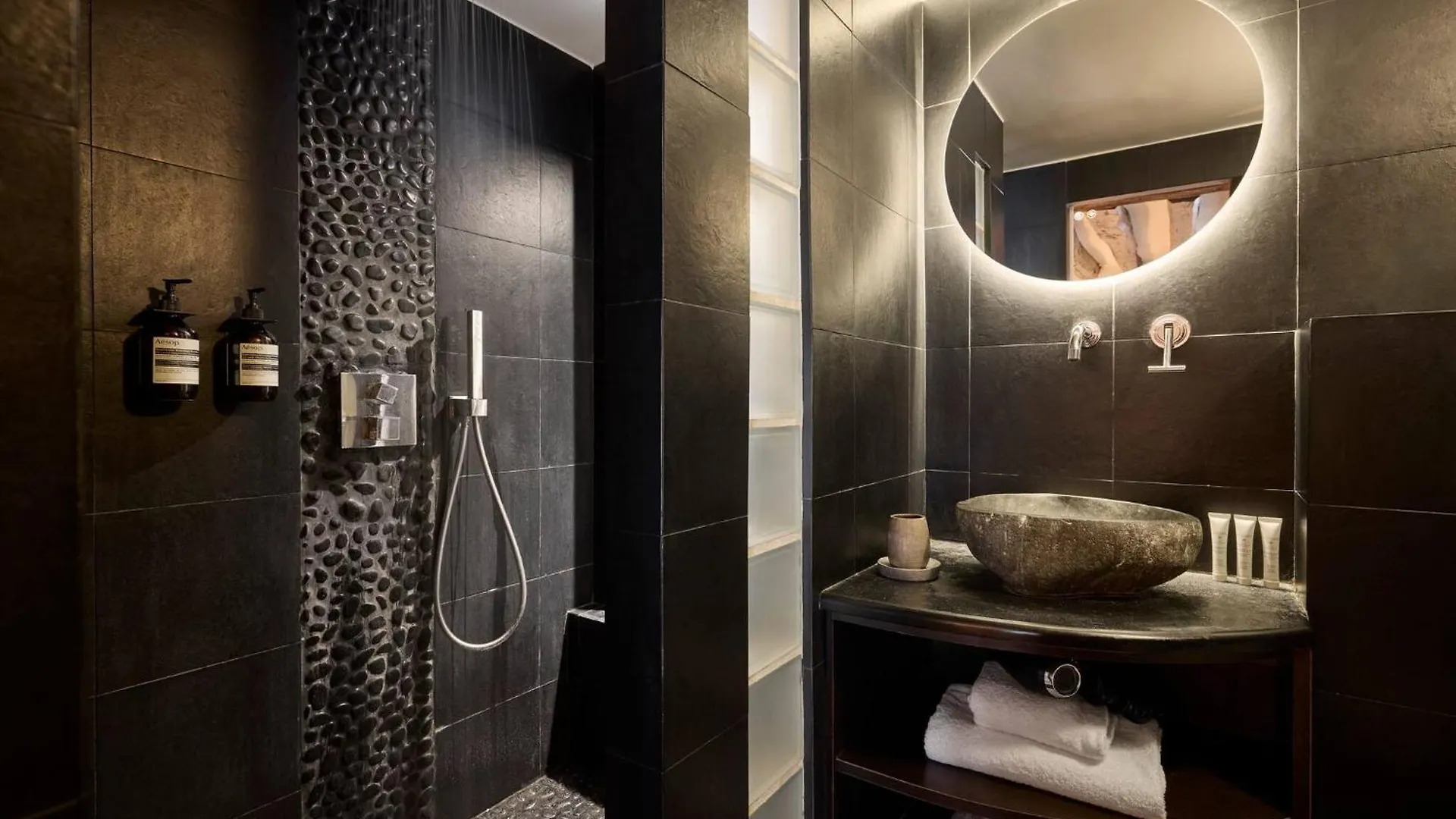 Un 1-Ch/1-Sdb Confortable- Place Des Vosges Paris 0*,  France